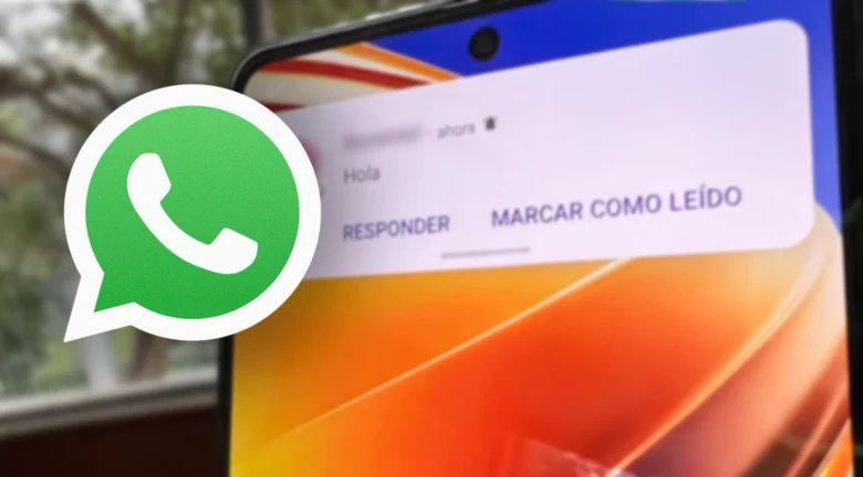 Primer plano de un teléfono mostrando un mensaje de WhatsApp con la opción “Marcar como leído”, mientras aparece el logo de la app en primer plano.