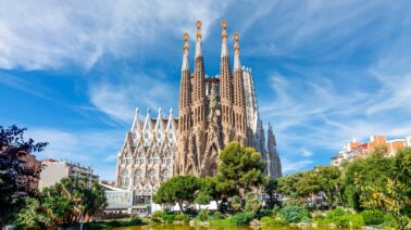 Las iglesias más altas del mundo y la antigua necesidad de las ciudades de dejar algo imposible en el horizonte