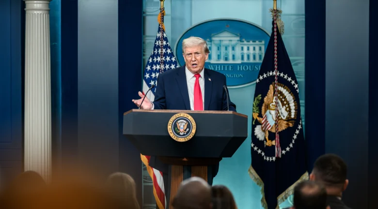 Nueva regla Green Card 2026: Trump exige salir de EE.UU. para solicitar la residencia