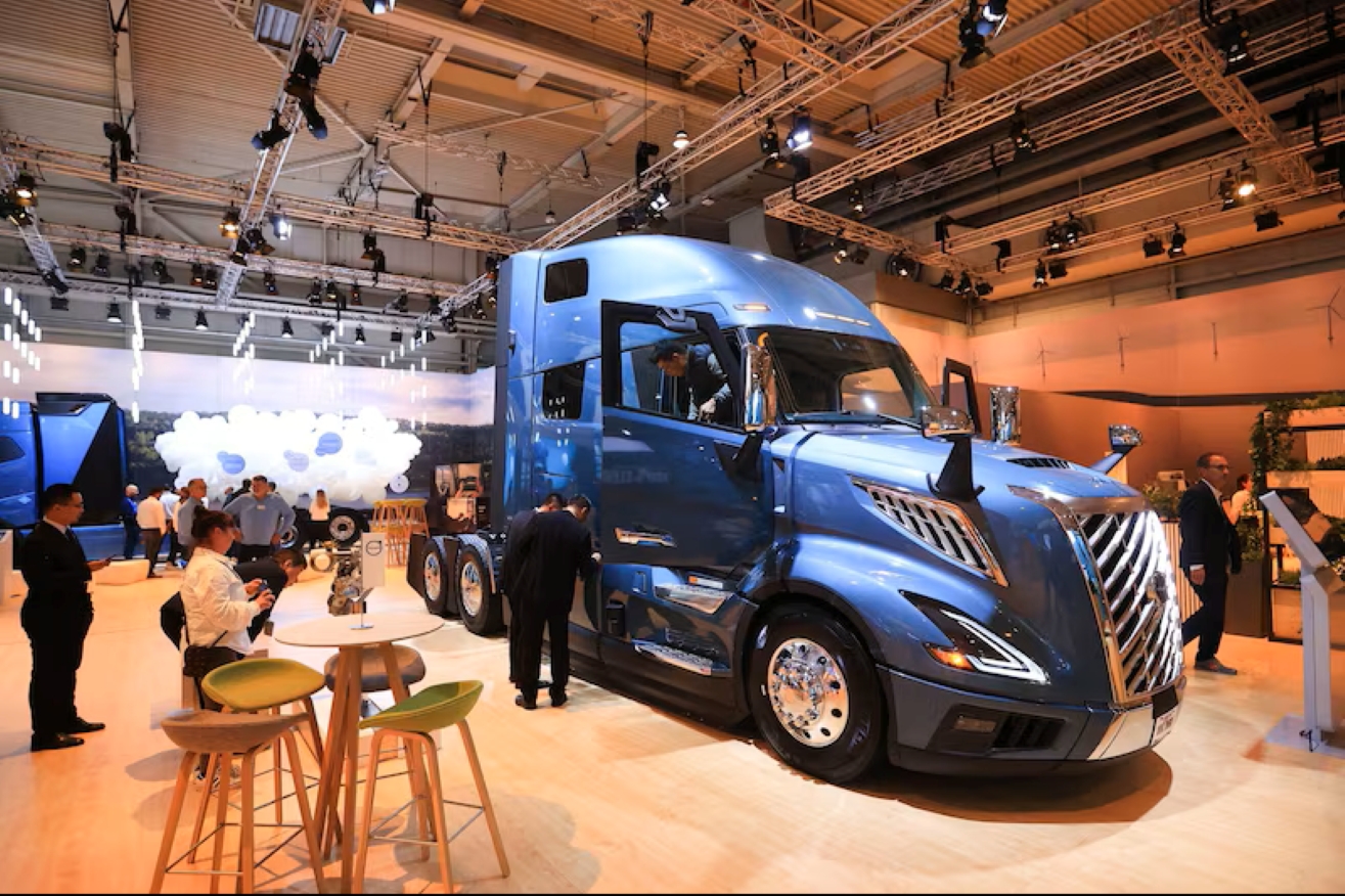 Volvo mejora previsiones para el mercado de camiones en Brasil y Europa tras repunte de pedidos.Un camión Volvo VNL 860 en la feria IAA Transportation de Hannover. (Krisztian Bocsi)