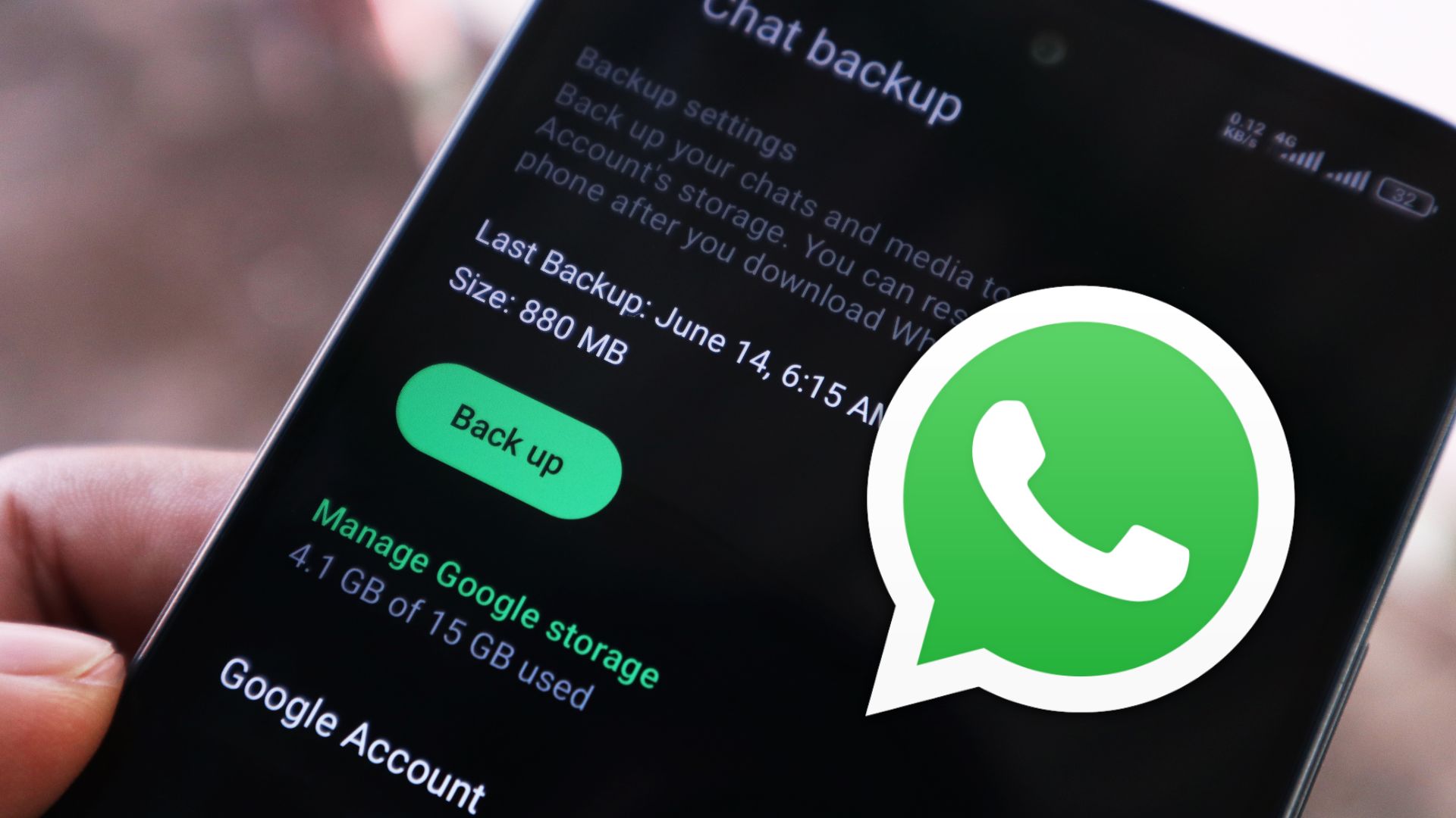 Primer plano de un teléfono mostrando la sección de respaldo de chats de WhatsApp, con el icono de la aplicación en primer plano.