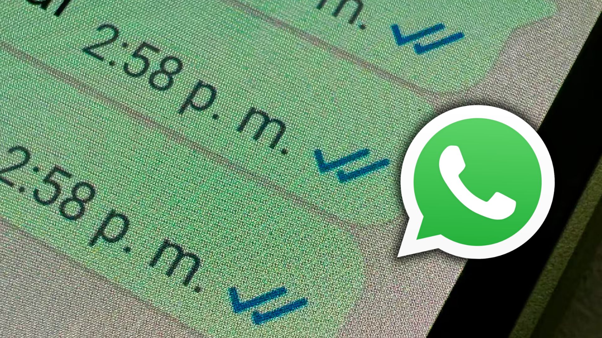 Primer plano de un teléfono mostrando la aplicación de WhatsApp con varios mensajes recibidos y el ícono de doble check azul.