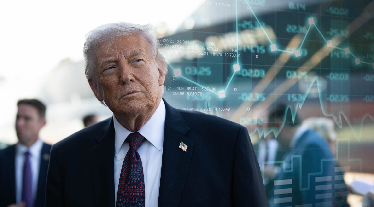 Donald Trump con traje oscuro, en primer plano, sobre un fondo con gráficos financieros y números bursátiles, reflejando inversión y movimientos del mercado.