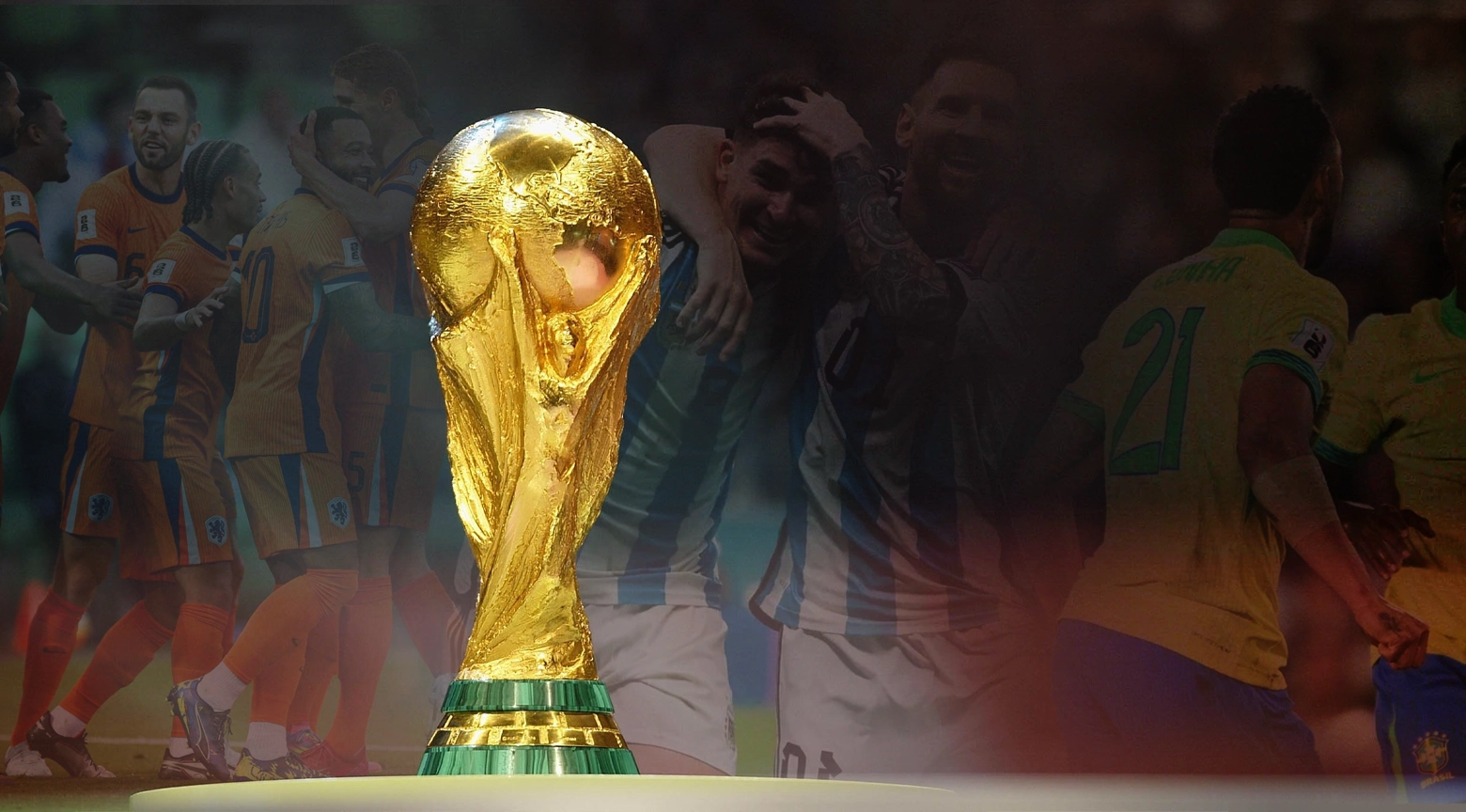 Primer plano del trofeo de la Copa Mundial de la FIFA, con un fondo de jugadores celebrando un gol en la cancha.