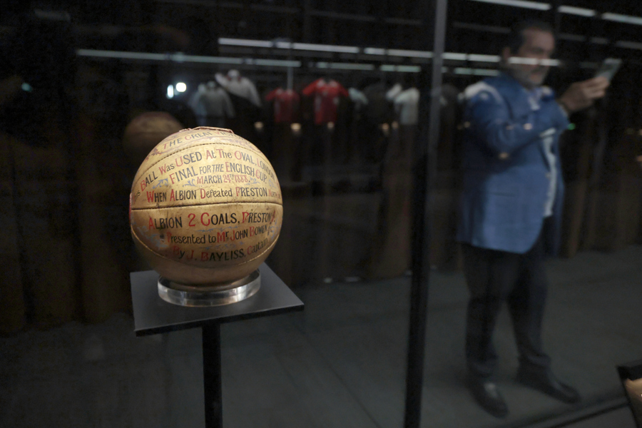 Museo Jumex estrena colección de objetos de Pelé y Messi a dos días del Mundial