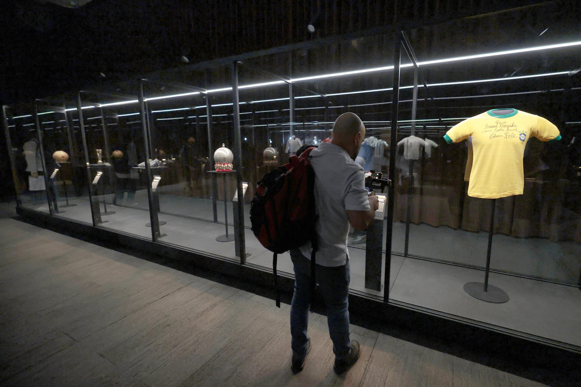Museo Jumex estrena colección de objetos de Pelé y Messi a dos días del Mundial