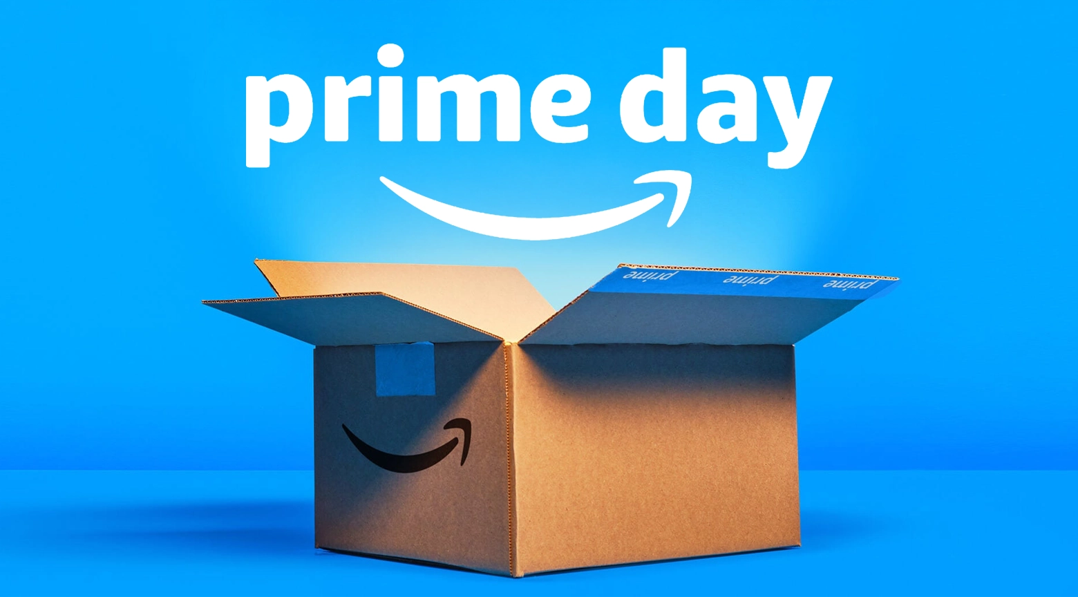 Caja de Amazon Prime Day abierta sobre fondo azul con el logo de Prime y la sonrisa característica de Amazon.