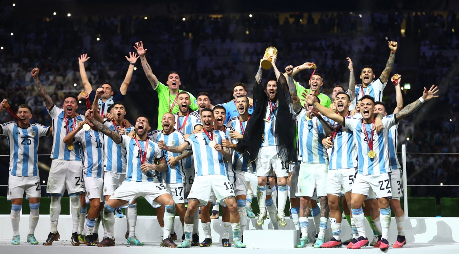 Jugadores de la selección de Argentina celebran en el podio sosteniendo la Copa del Mundo tras romper un récord histórico en el Mundial 2026.