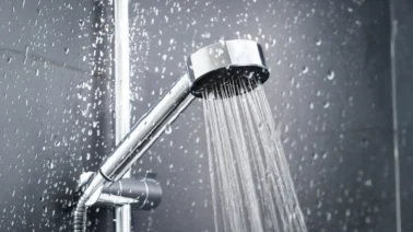 Beneficios de bañarse con agua fría para el sistema circulatorio y la piel.