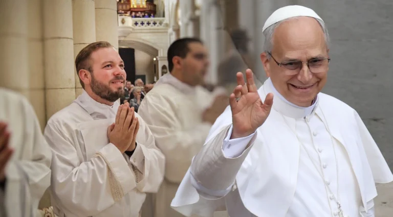 Carlos Cabrera, el sacerdote dominicano que cantó ante el Papa León XIV en Madrid