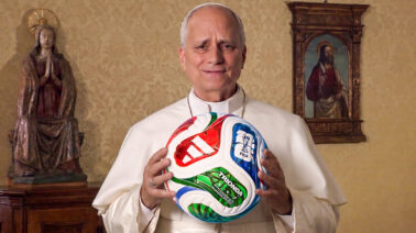 El papa recibe un balón del Mundial de manos de los embajadores de México, EEUU y Canadá