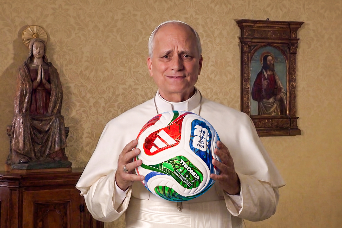 El papa recibe un balón mundialista