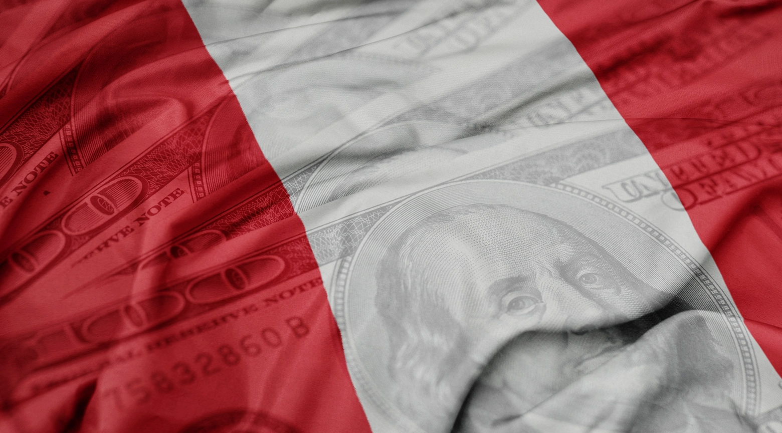 Composición conceptual de la bandera nacional de Perú superpuesta sobre billetes de cien dólares estadounidenses para ilustrar el análisis económico y financiero del mercado de divisas.