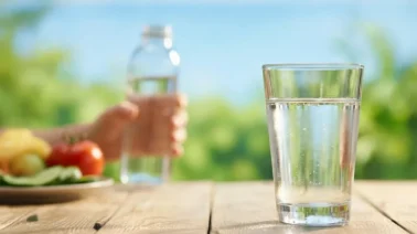 Hígado graso: cuántos vasos de agua debes tomar al día para reducir la inflamación