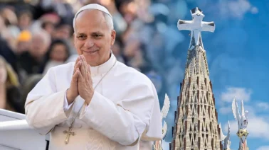 Papa León XIV llega a la Sagrada Familia para bendecir su torre más importante