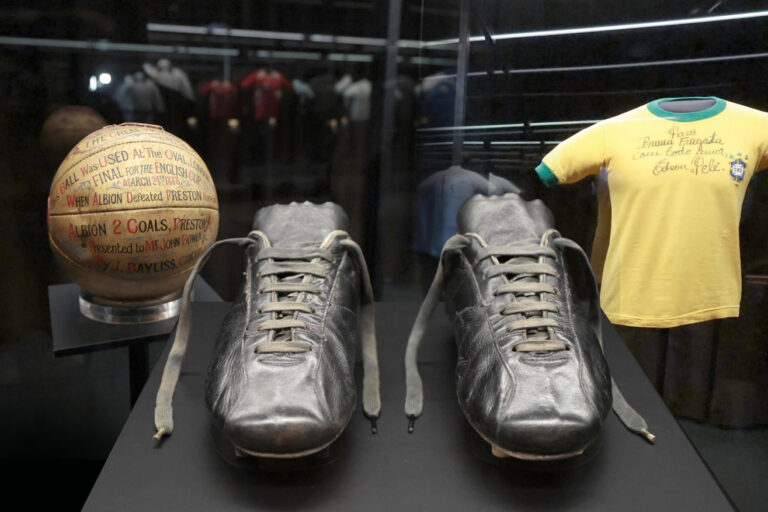 El Museo Jumex estrena colección de objetos de Pelé y Messi a dos días del Mundial