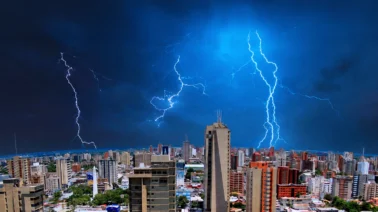 Rayo impacta aeropuerto de Venezuela en plena emergencia nacional: esto ocurrió