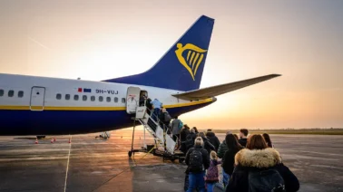 Ryanair bajo investigación por cobrar 8 libras a padres para sentarse con sus hijos