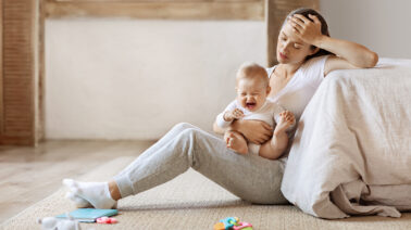 Mom burnout: el agotamiento que millones de mujeres aprendieron a llamar “normal”