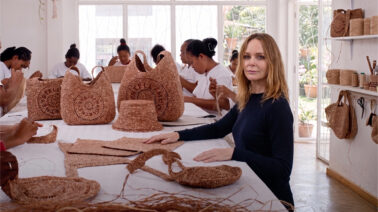 Cómo la fibra de iraca colombiana llegó a los bolsos de Stella McCartney