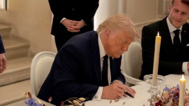 Trump firma memorando de entendimiento con Irán durante visita al Palacio de Versalles