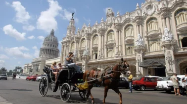 Turismo en Cuba cae 58% en 2026: por qué Punta Cana gana los turistas que pierde la isla
