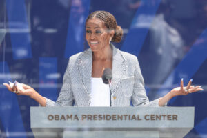 “Barack, tienes que mirarme”: el discurso de Michelle Obama que hizo llorar al expresidente