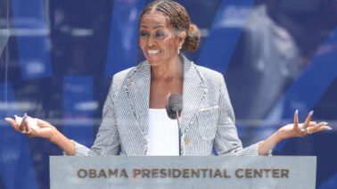 “Barack, tienes que mirarme”: el discurso de Michelle Obama que hizo llorar al expresidente
