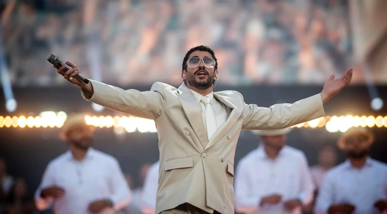 ¿Cómo Bad Bunny llegó a 1,000 millones de dólares en giras sin cantar en inglés?
