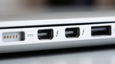 ¿Qué significa el símbolo de rayo en el puerto de tu laptop y para qué sirve realmente?