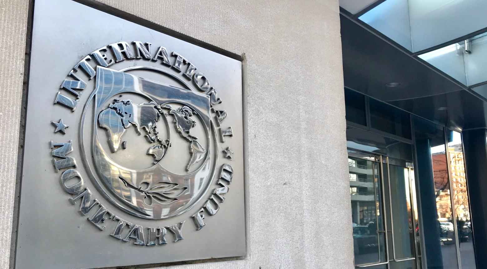 FMI lanza alerta por deuda, petróleo e inteligencia artificial