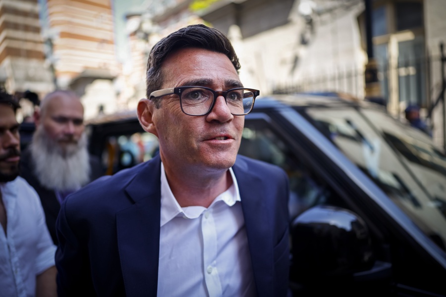 Burnham asume el Gobierno británico tras recibir el encargo del rey Carlos III