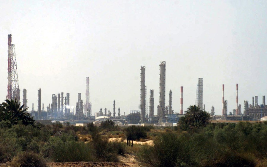El petróleo de Arabia Saudí, encerrado por Irán en Ormuz y por los hutíes en el mar Rojo