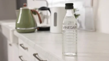 Beneficios del vinagre blanco: Cómo eliminar el sarro del baño fácilmente