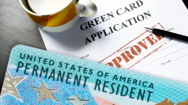 Green cards y permisos de trabajo: corte ordena a EE.UU. reactivar miles de solicitudes