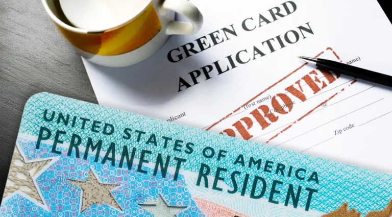 Green cards y permisos de trabajo: corte ordena a EE.UU. reactivar miles de solicitudes