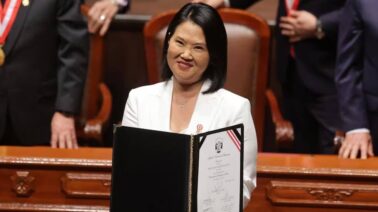 Keiko Fujimori asume la presidencia de Perú con un país dividido y una amenaza inesperada