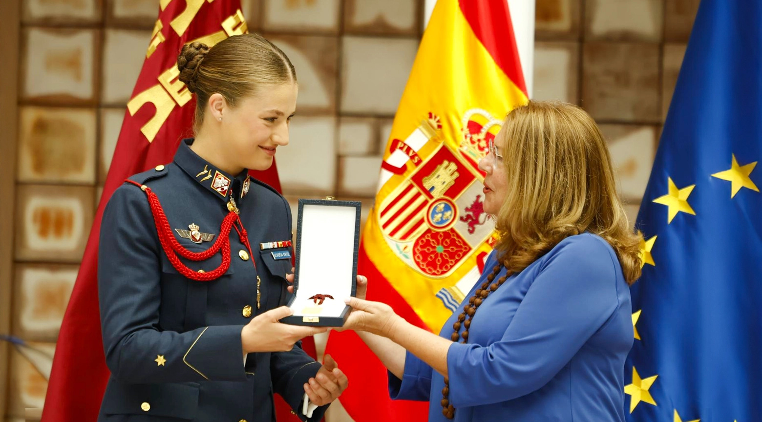 Princesa Leonor termina su formación militar y recibe la Gran Cruz
