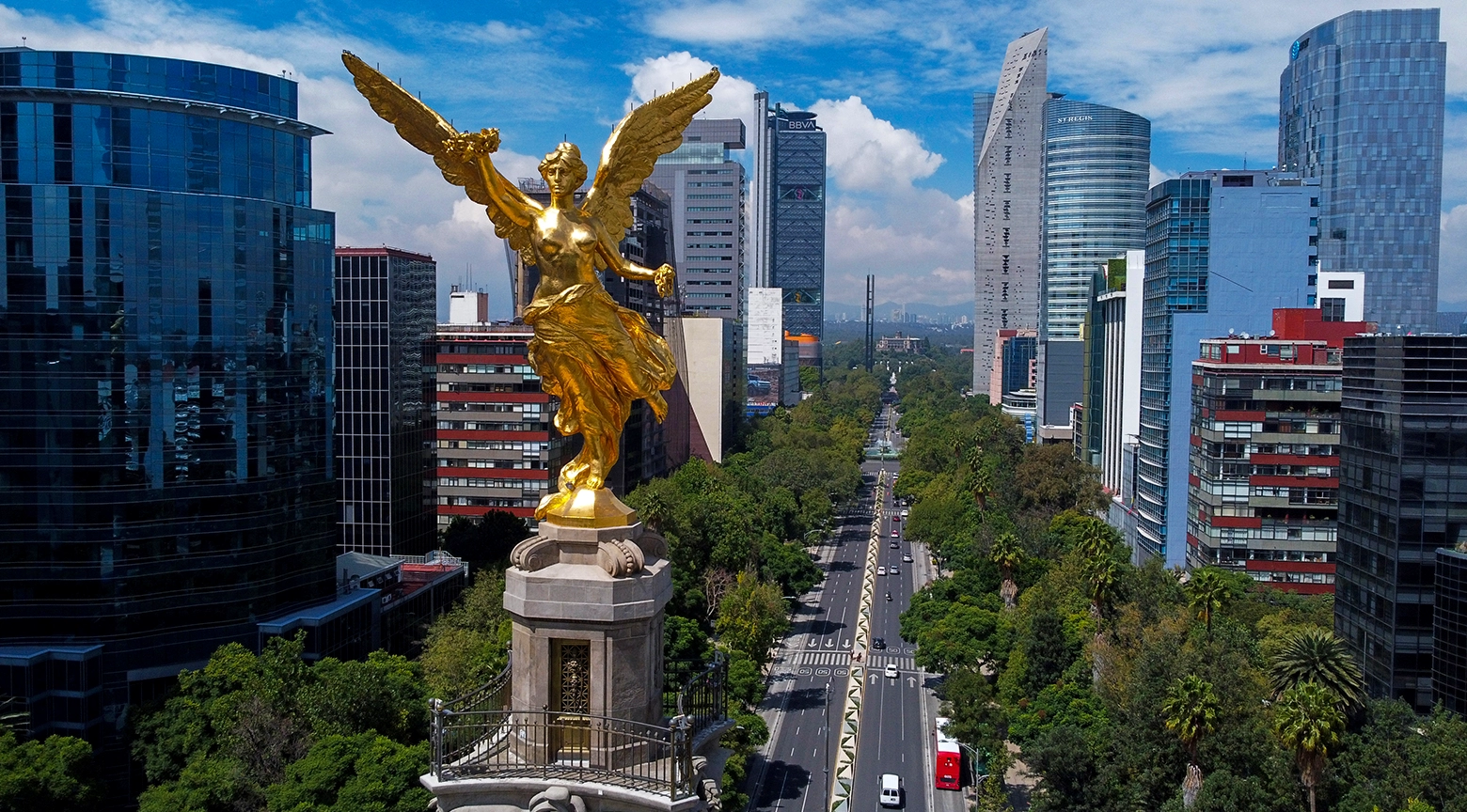 Vista panorámica de Ciudad de México con el Ángel de la Independencia en primer plano y edificios corporativos al fondo, representando actividad financiera y empresarial.
