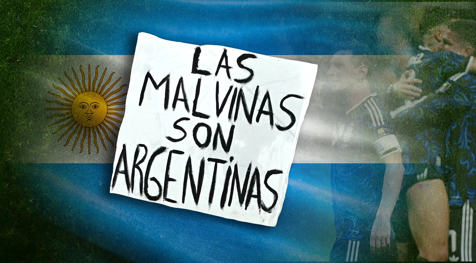 Composición gráfica periodística que muestra a la izquierda la bandera nacional de Argentina con su característico Sol de Mayo dorado sobre un fondo de césped verde y superpuesta en el centro una pancarta de papel blanco con el texto manuscrito en letras negras de molde LAS MALVINAS SON ARGENTINAS mientras en el costado derecho se aprecia de forma difuminada y semitransparente a dos jugadores de la selección argentina con uniforme albiceleste abrazándose efusivamente durante una celebración en el campo de juego.