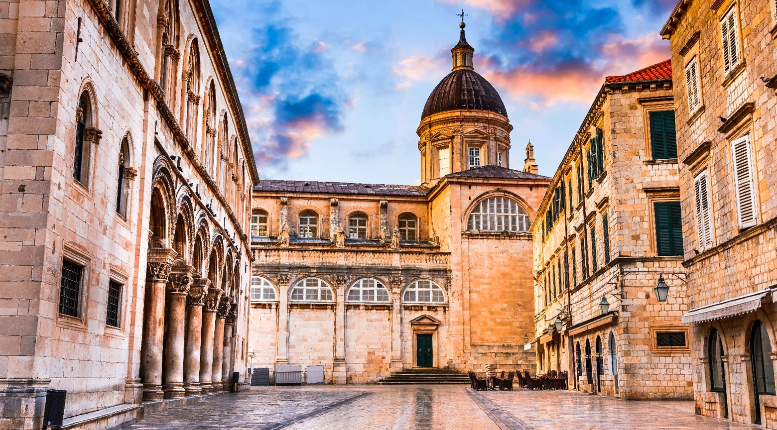Vista urbana de una ciudad europea con arquitectura histórica y calles empedradas, representando países donde los menores de 35 años tienen mayor riqueza neta.