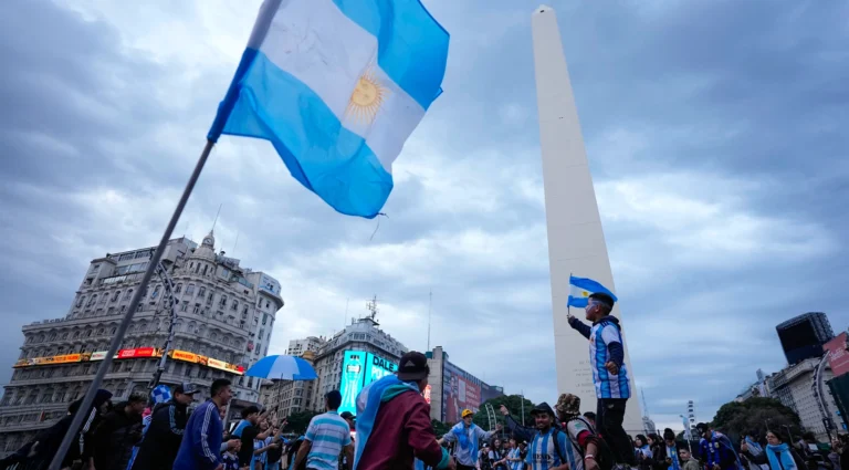 VIDEO| Los festejos en el Obelisco por el pase de Argentina a la final del Mundial terminaron en vioencia y robos