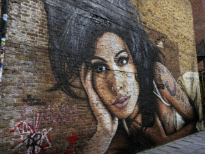 La música británica busca a la 'heredera' de Amy Winehouse 15 años después de su muerte