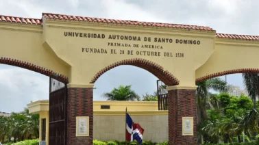 ¿Cuáles son las irregularidades que encontró el Mescyt en las becas de la UASD?