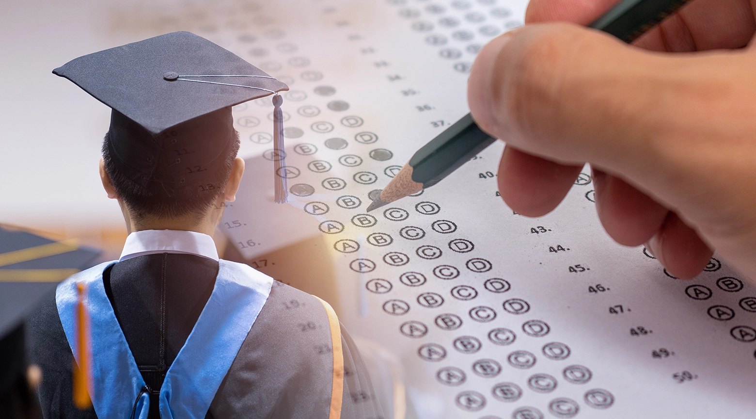 Estudiante graduado con birrete junto a una hoja de examen de selección con respuestas marcadas, representando pruebas académicas y admisión universitaria.