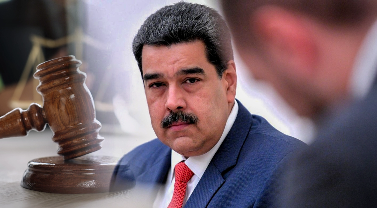 Retrato de Nicolás Maduro en traje azul y corbata roja, superpuesto con la imagen de un mazo de juez de madera en primer plano.