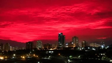 ¿Qué pasó en el cielo de Venezuela? Un atardecer rojo genera asombro tras los sismos