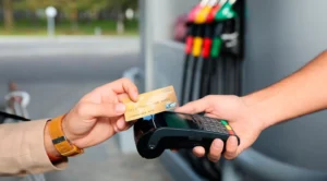 ¿Se dejará de pagar con tarjeta en las gasolineras? Anadegas anuncia protesta por altas comisiones bancarias