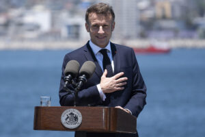 Macron dice que Rusia tiene que pagar por sus ataques a Ucrania y promete más presión