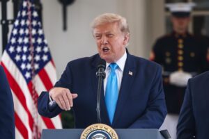 Trump afirma que las conversaciones con Irán se reanudarán este lunes